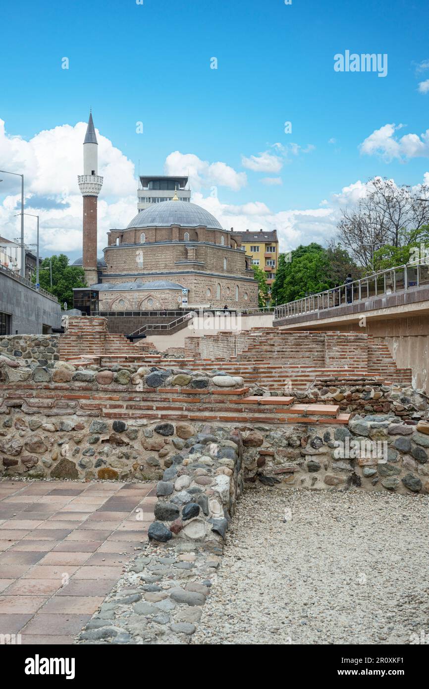 Sofia, Bulgarien. Mai 2023. Außenansicht der antiken Ruinen in der archäologischen Stätte von Serdica im Stadtzentrum Stockfoto