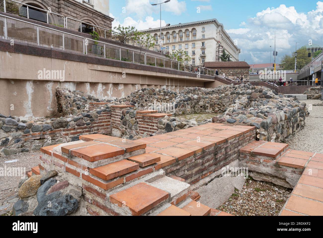Sofia, Bulgarien. Mai 2023. Außenansicht der antiken Ruinen in der archäologischen Stätte von Serdica im Stadtzentrum Stockfoto