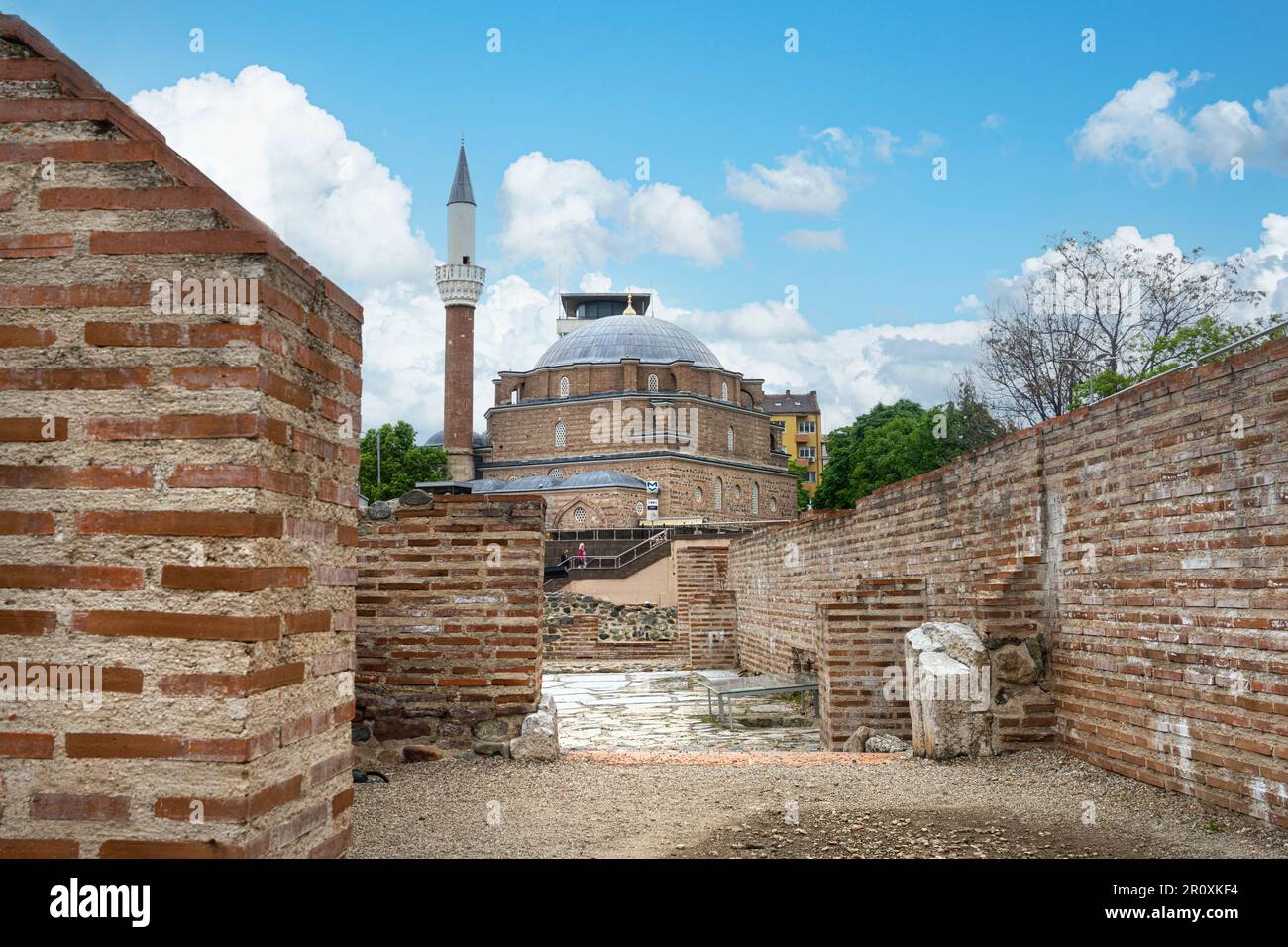 Sofia, Bulgarien. Mai 2023. Außenansicht der antiken Ruinen in der archäologischen Stätte von Serdica im Stadtzentrum Stockfoto