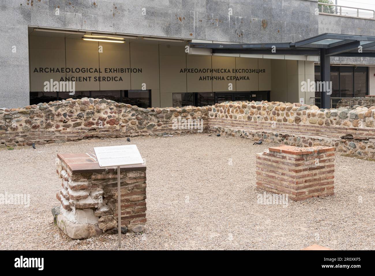 Sofia, Bulgarien. Mai 2023. Außenansicht der antiken Ruinen in der archäologischen Stätte von Serdica im Stadtzentrum Stockfoto