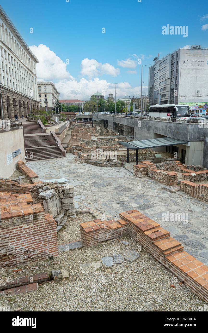Sofia, Bulgarien. Mai 2023. Außenansicht der antiken Ruinen in der archäologischen Stätte von Serdica im Stadtzentrum Stockfoto