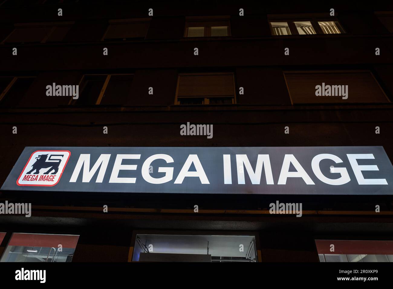Bild eines Schildes mit dem Logo von Mega Image im Stadtzentrum von Timisoara, Rumänien. Mega Image ist eine Supermarktkette, die 1 in Rumänien gegründet wurde Stockfoto