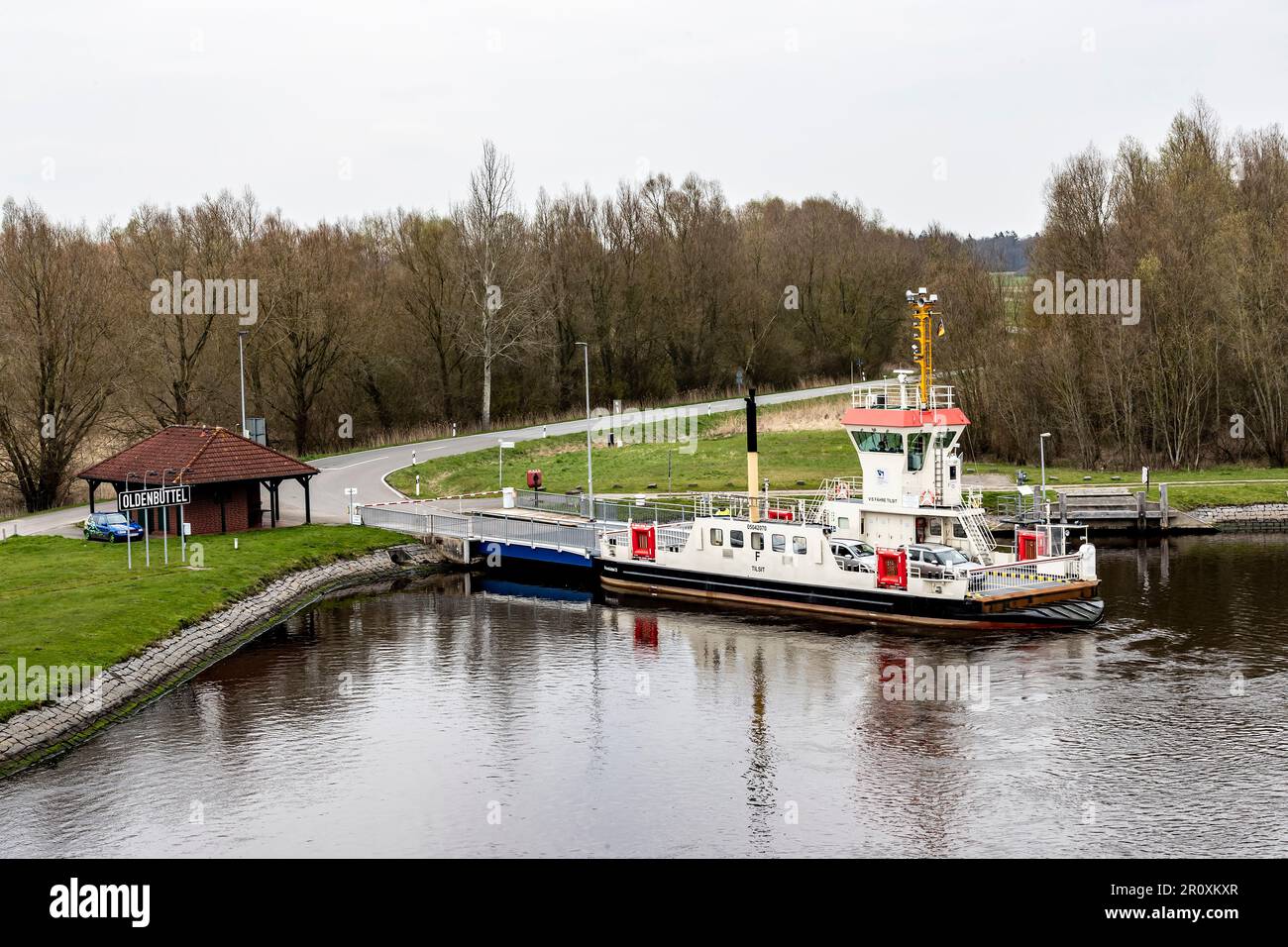 Warten auf die Verladung an der Kanalfähre Oldenbüttel Kiel Kanalfähre, Deutschland. Stockfoto