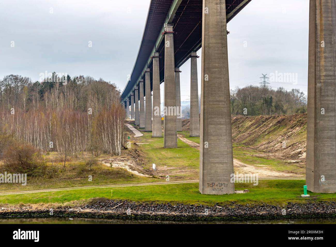 Unter der Rader-Hochbrücke durch den Kieler Kanal Deutschland hindurch. Stockfoto