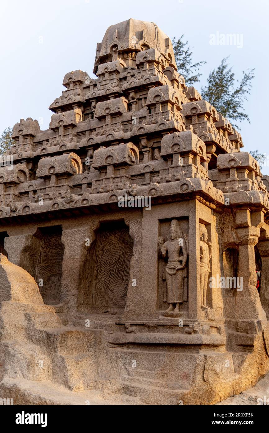 Die Pancharathas von Mahabalipuram sind eine Gruppe aufwendig geschnitzter monolithischer Tempel, die dravidianische architektonische Brillanz zeigen Stockfoto