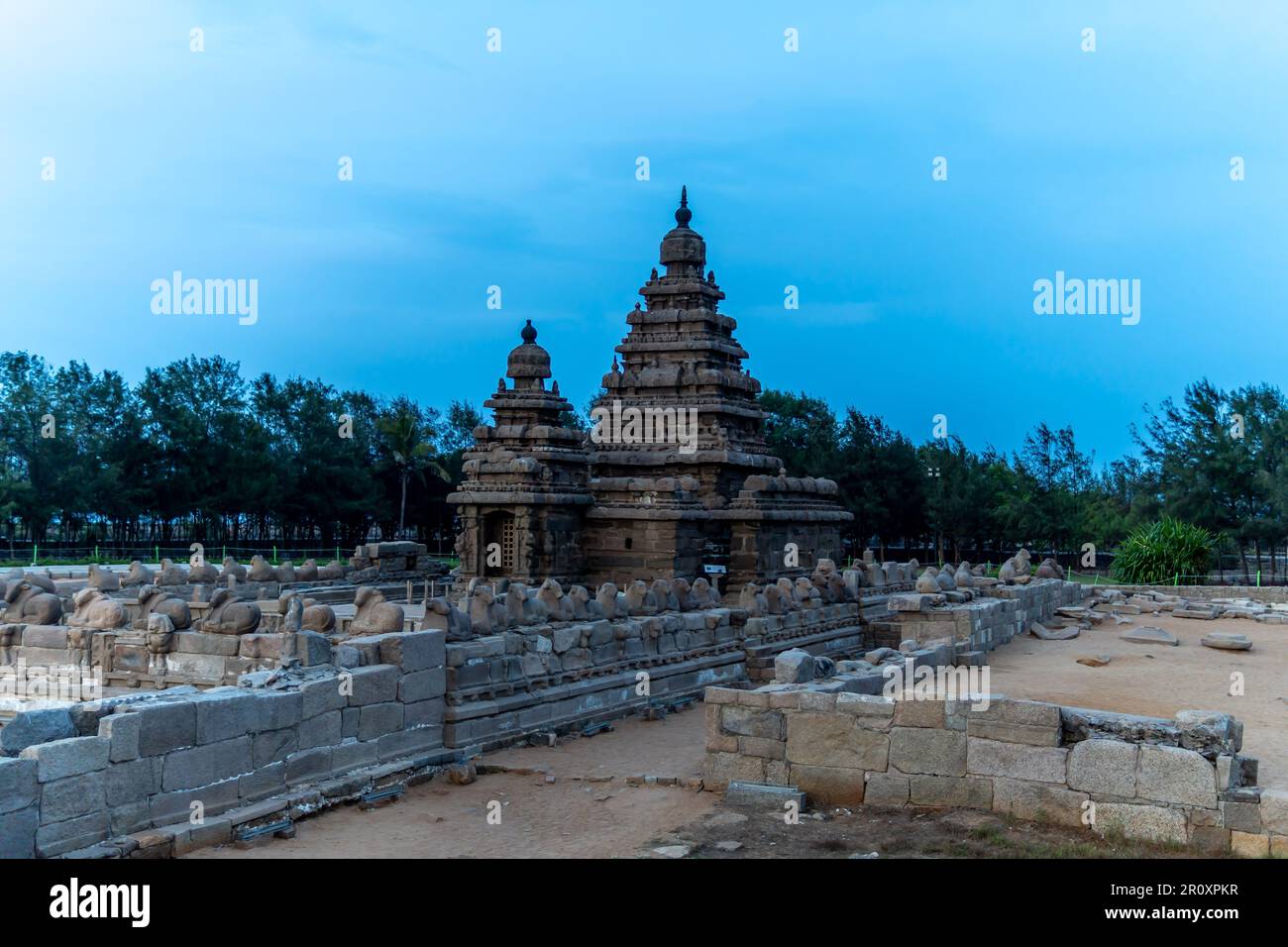 Die Skulpturen an den Wänden und die außergewöhnliche altmodische Konstruktion des Meerestempels in Mahabalipuram heben ihn von anderen Tempeln ab. Stockfoto