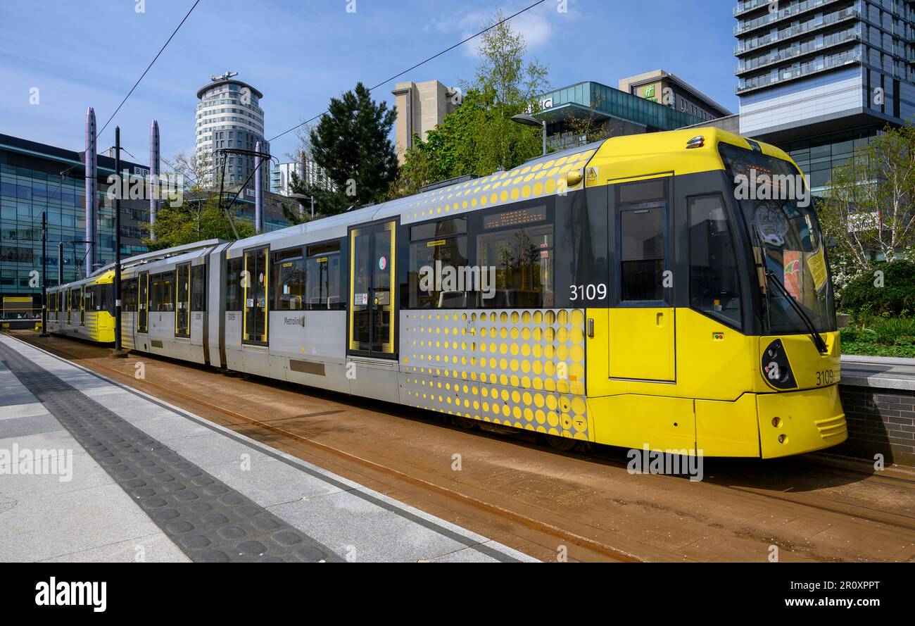 Die Straßenbahn Manchester Metrolink wartet an einer Straßenbahnhaltestelle im Großraum Manchester, England. Stockfoto