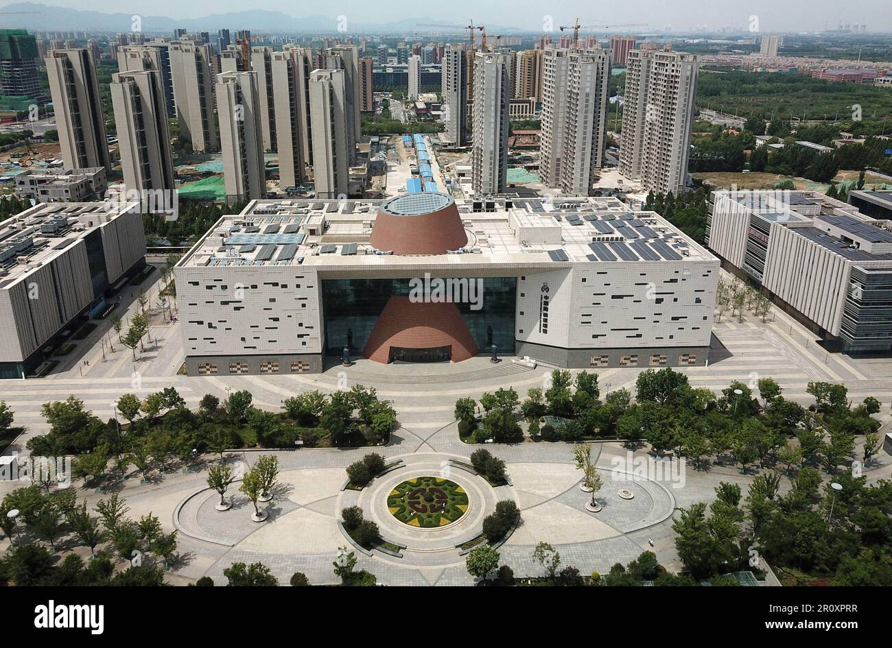 Zibo. 8. Mai 2023. Dieses Luftfoto wurde am 8. Mai 2023 aufgenommen und zeigt einen Blick auf das Zibo Ceramic and Glass Museum im Zhangdian District von Zibo, Ostchina's Provinz Shandong. Zibo, eine Stadt mit mehr als 3.000 Jahren Geschichte, befindet sich in der zentralen Provinz Shandong und besteht einzigartig aus mehreren Vierteln, die ca. 20 km voneinander entfernt sind, aber gut mit Verkehrslinien verbunden sind. Die Stadt erlangte Anfang dieses Jahres landesweite Berühmtheit, nachdem Social-Media-Influencer das einzigartige lokale Barbecue überhäuft hatten – gegrilltes Fleisch, verpackt in Pfannkuchen mit Schalotten. Kredit: Xu Suhui/Xinhua/Alamy Live News Stockfoto