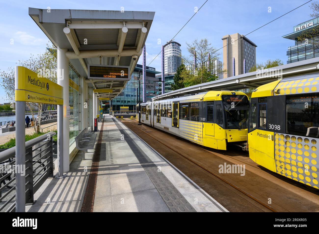 Die Straßenbahn Manchester Metrolink wartet an einer Straßenbahnhaltestelle im Großraum Manchester, England. Stockfoto