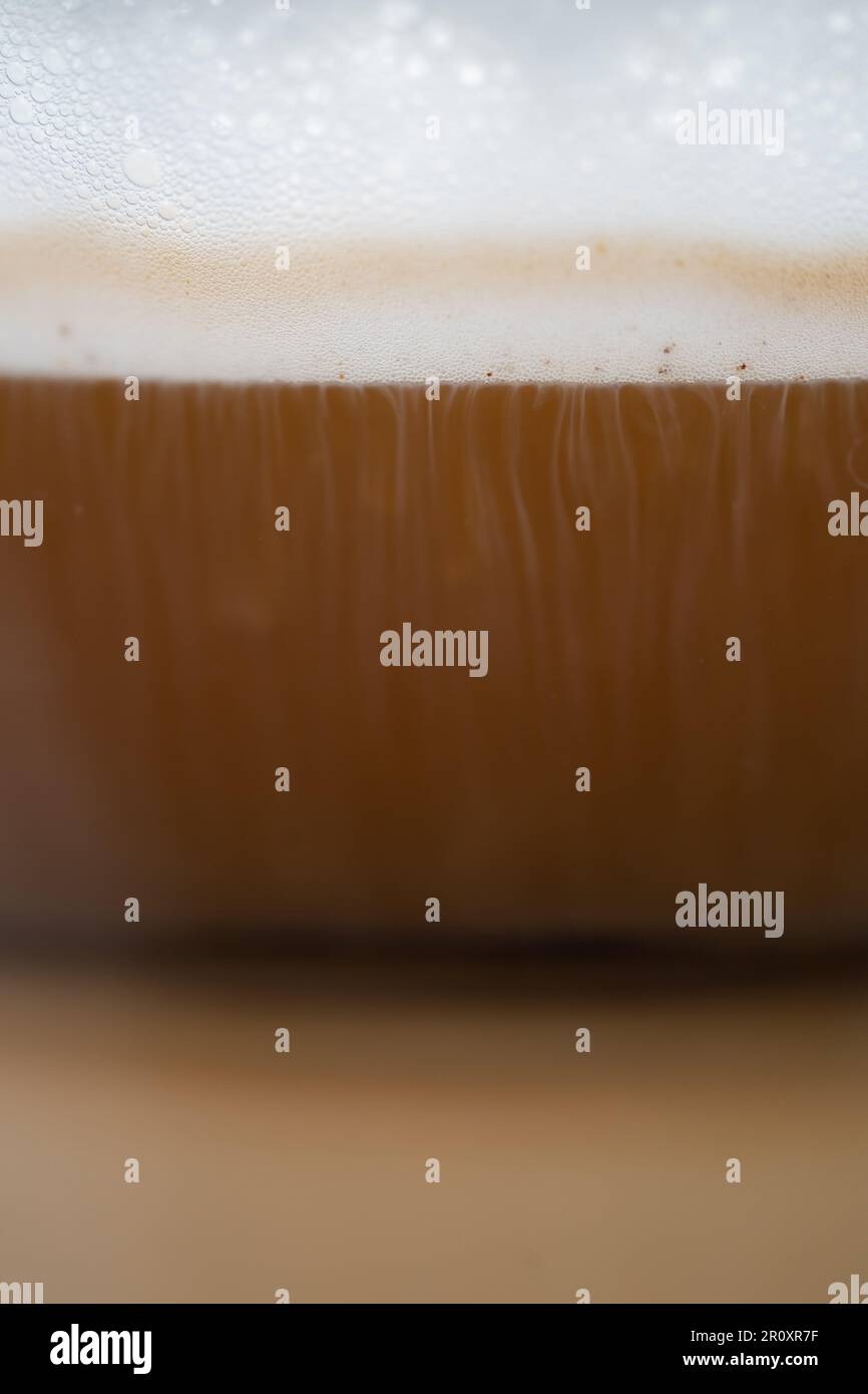 Ein Glas Kaffee mit Latte. Milchschaum. Schichten. Selektiver Fokus. Stockfoto