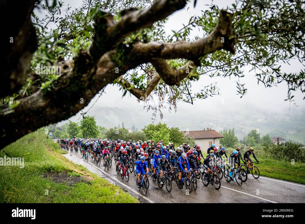 Salerno, Italien. 10. Mai 2023. Das Reiterpaket, das während einer Passage durch Santa Paolina in der Provinz Avellino in der Region Kampanien während der fünften Etappe des Giro D'Italia-Radrennens 2023 von Atripalda nach Salerno (171 km) in Italien am Mittwoch, den 10. Mai 2023, in Aktion gezeigt wurde. Das Giro 2023 findet vom 06. Bis 28. Mai 2023 statt. BELGA FOTO JASPER JACOBS Kredit: Belga News Agency/Alamy Live News Stockfoto