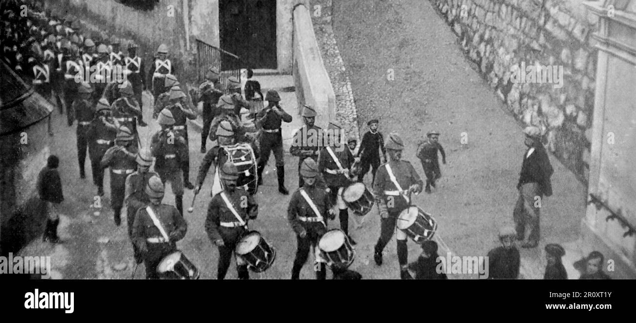 Der Burenkrieg, auch bekannt als der zweite Burenkrieg, der südafrikanische Krieg und der Anglo-Boer-Krieg. Dieses Bild zeigt: Truppen aus Gibraltar: Schützen marschieren zur Abschiedskontrolle. Originalfoto von ‚Navy and Army‘. c1899 Stockfoto