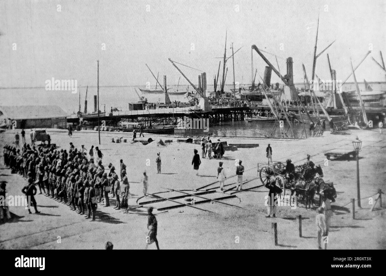 Der Burenkrieg, auch bekannt als der zweite Burenkrieg, der südafrikanische Krieg und der Anglo-Boer-Krieg. Dieses Bild zeigt einige der indischen Truppen, die in Karatschi an Bord gehen. Originalfoto von ‚Navy and Army‘, c1899. Stockfoto