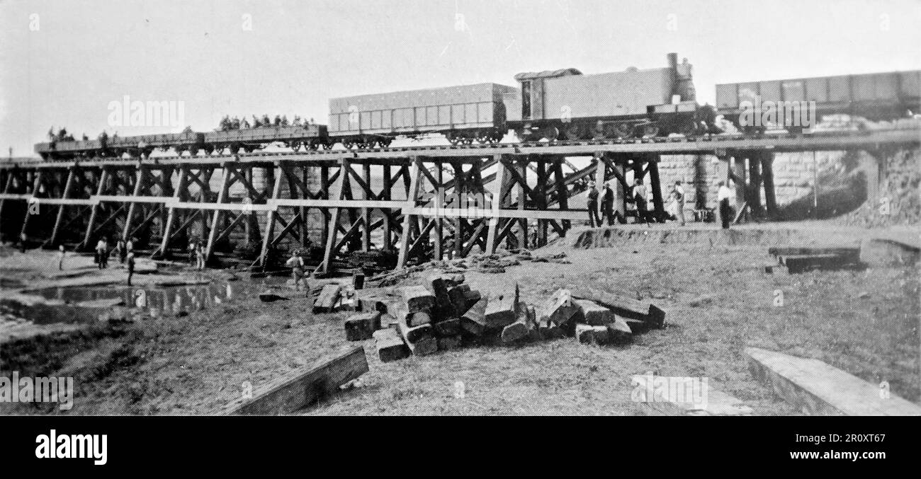 Der Burenkrieg, auch bekannt als der zweite Burenkrieg, der südafrikanische Krieg und der Anglo-Boer-Krieg. Diese Abbildung zeigt eine Trestle Bridge, die von den Royal Engineers erbaut wurde, um die gebrochene Brücke in Frere zu ersetzen. Originalfoto von "Watkinson", c1899. Stockfoto