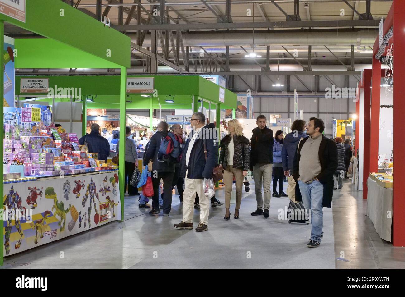 Kunsthandwerkermesse mit typischen lokalen Produkten, Essen und kein Essen, Folklore, Musik und Tanz. Rho, Mailand, Italien. Stockfoto