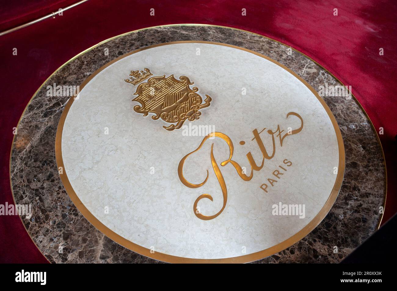 Paris, Frankreich, Hotel Le Ritz, Nahaufnahme, Aussichten, luxuriöses Logo auf dem Boden Stockfoto