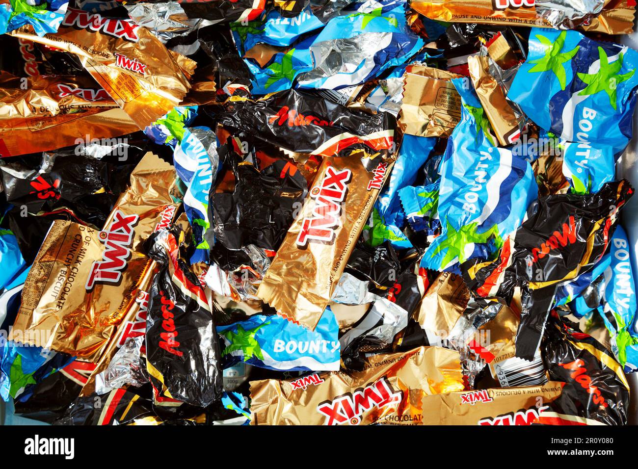 Ho Chi Minh City, Vietnam - 10. Mai 2023: Lots of Twix, Bounty, Mars Candy leere zerknitterte Verpackungen auf einem Stapel. Beliebte Mini-Schokoladenriegel-Verpackung mit Witz Stockfoto