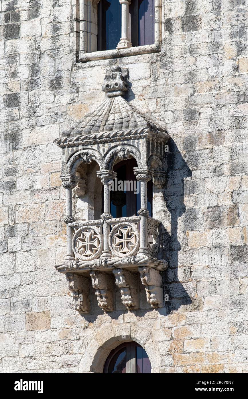 Nahaufnahme des Fensters im Belém-Turm (Torre de Belém) oder Turm von Saint Vincent, einer Festung aus dem 16. Jahrhundert und Tor zu Lissabon, Portugal Stockfoto