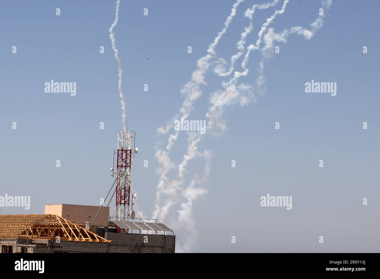 Dieses Bild aus Gaza-Stadt zeigt palästinensische Raketen, die am Mittwoch, den 10. Mai 2023, auf Israel abgefeuert werden. Foto: Ismael Mohamad/UPI Credit: UPI/Alamy Live News Stockfoto