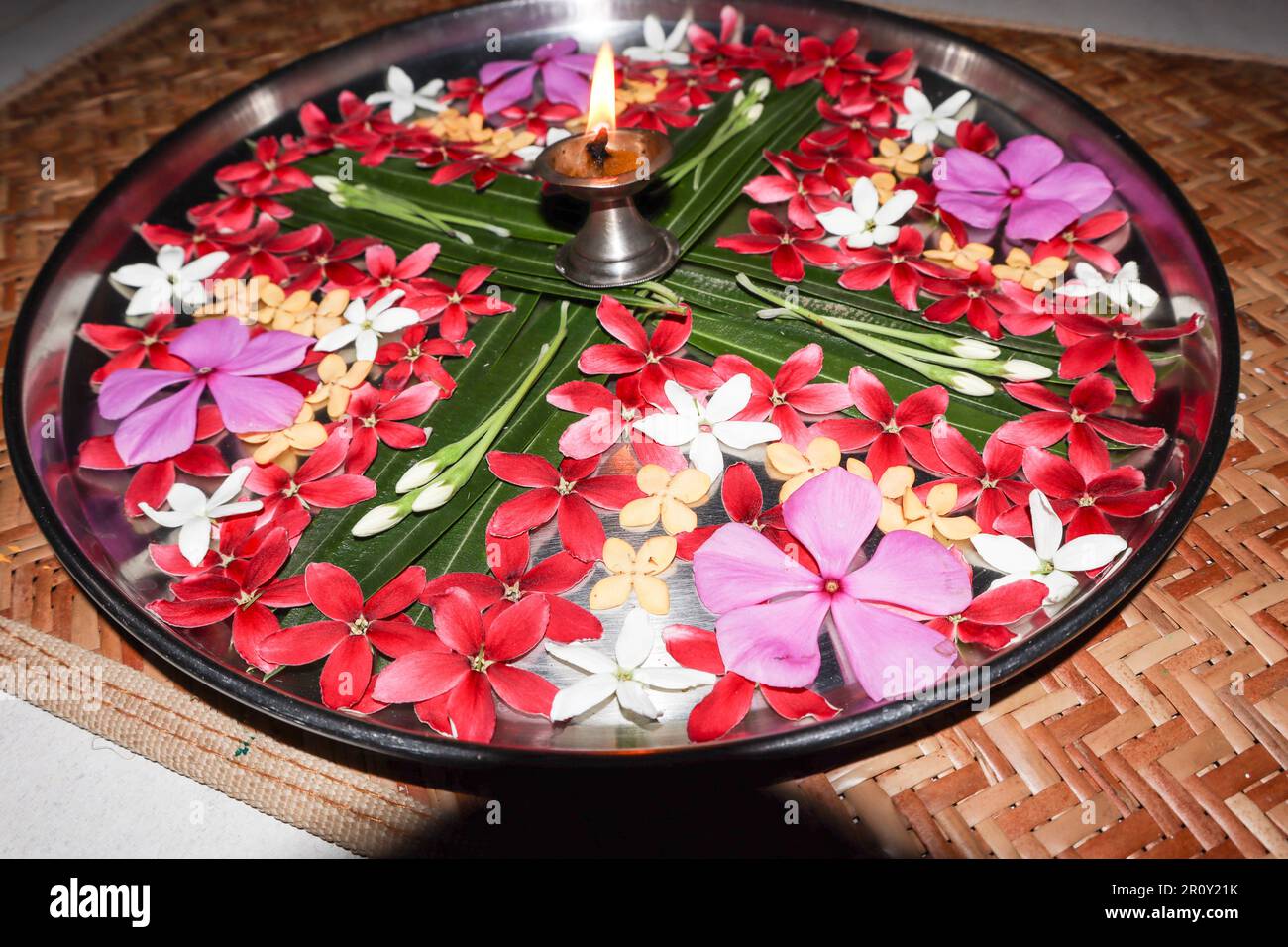 Aarti ki Thali oder Puja thaali dekoriert mit frischen Blumen. Aarti Thali Pooja Thallienplatte mit Ghee-Lampe Diya Stockfoto