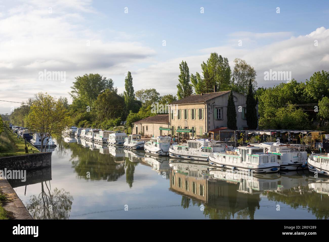 Mieten Sie Boote im Hafen von Bram, Canal du Midi, Frankreich Stockfoto