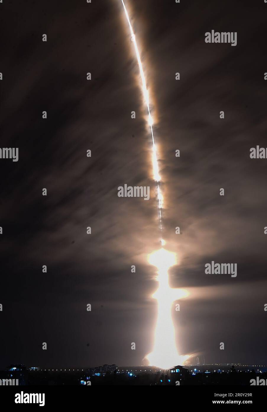 Wenchang. 10. Mai 2023. Eine lange März-7 Y7-Rakete mit dem Tianzhou-6-Frachtschiff fliegt vom Wenchang-Startplatz in Südchina in der Provinz Hainan ab, 10. Mai 2023. Kredit: Yang Guanyu/Xinhua/Alamy Live News Stockfoto