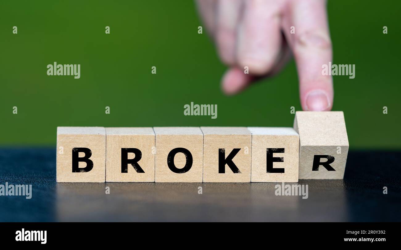 Die Hand verwandelt den Holzwürfel und ändert das Wort Broker in gebrochen. Symbol für eine falsche finanzielle Entscheidung. Stockfoto