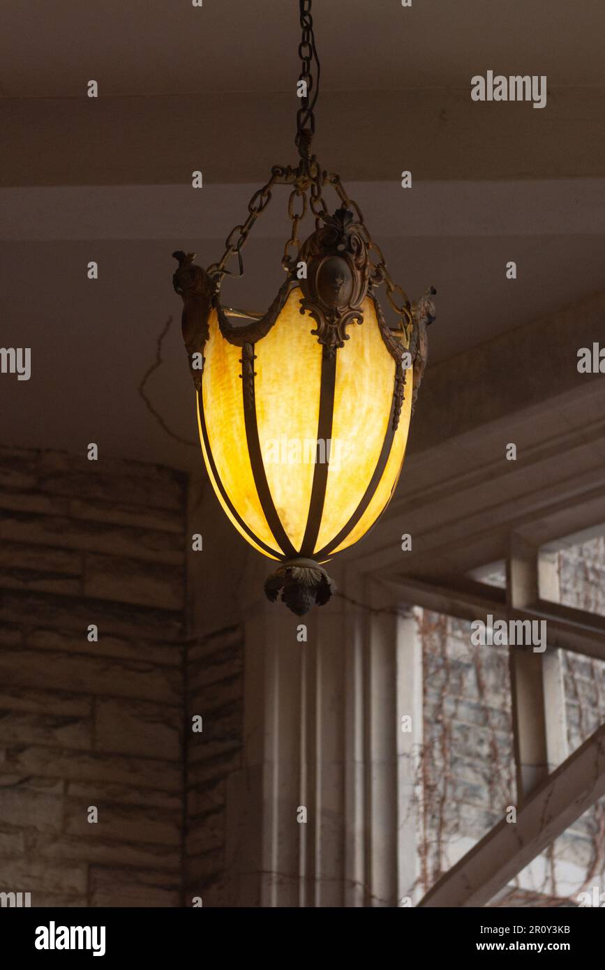 Toronto, ON, Kanada - 20. Dezember 2022: Kronleuchter im Retro-Stil im Casa Loma Castle in Toronto. Der Ort ist Teil des kanadischen Nationalerbes und eines To Stockfoto Toronto, ON, Kanada - 20. Dezember 2022: Kronleuchter im Retro-Stil im Casa Loma Castle in Toronto. Der Ort ist Teil des kanadischen Nationalerbes und eines To Stockfoto