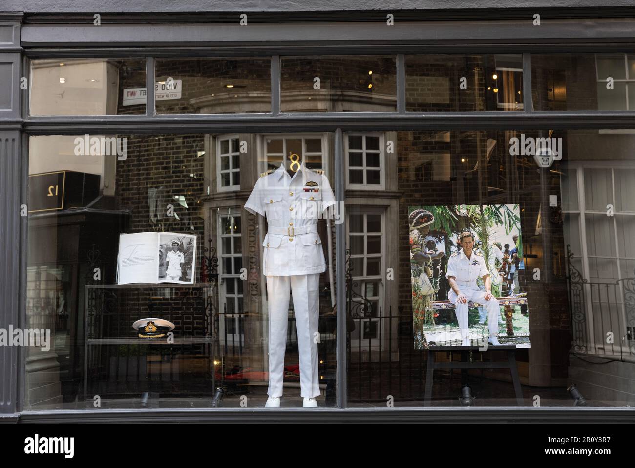 Savile Row, die vor der Krönung am 06. 2023. Mai Boutiquen mit modischer Kleidung und Schaufenstern für König Karl III. Zusammenstellt. Stockfoto