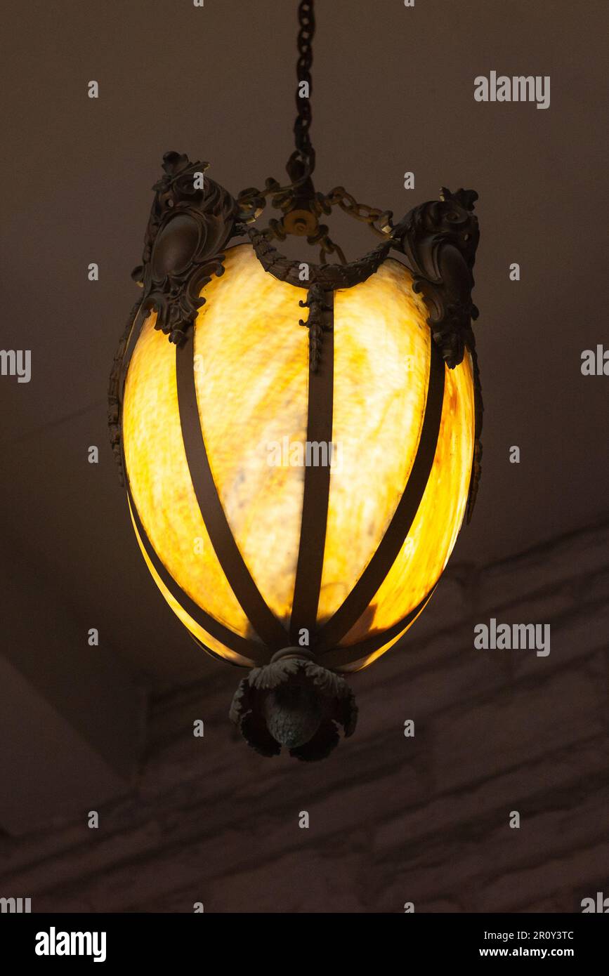 Toronto, ON, Kanada - 20. Dezember 2022: Kronleuchter im Retro-Stil im Casa Loma Castle in Toronto. Der Ort ist Teil des kanadischen Nationalerbes und eines To Stockfoto Toronto, ON, Kanada - 20. Dezember 2022: Kronleuchter im Retro-Stil im Casa Loma Castle in Toronto. Der Ort ist Teil des kanadischen Nationalerbes und eines To Stockfoto