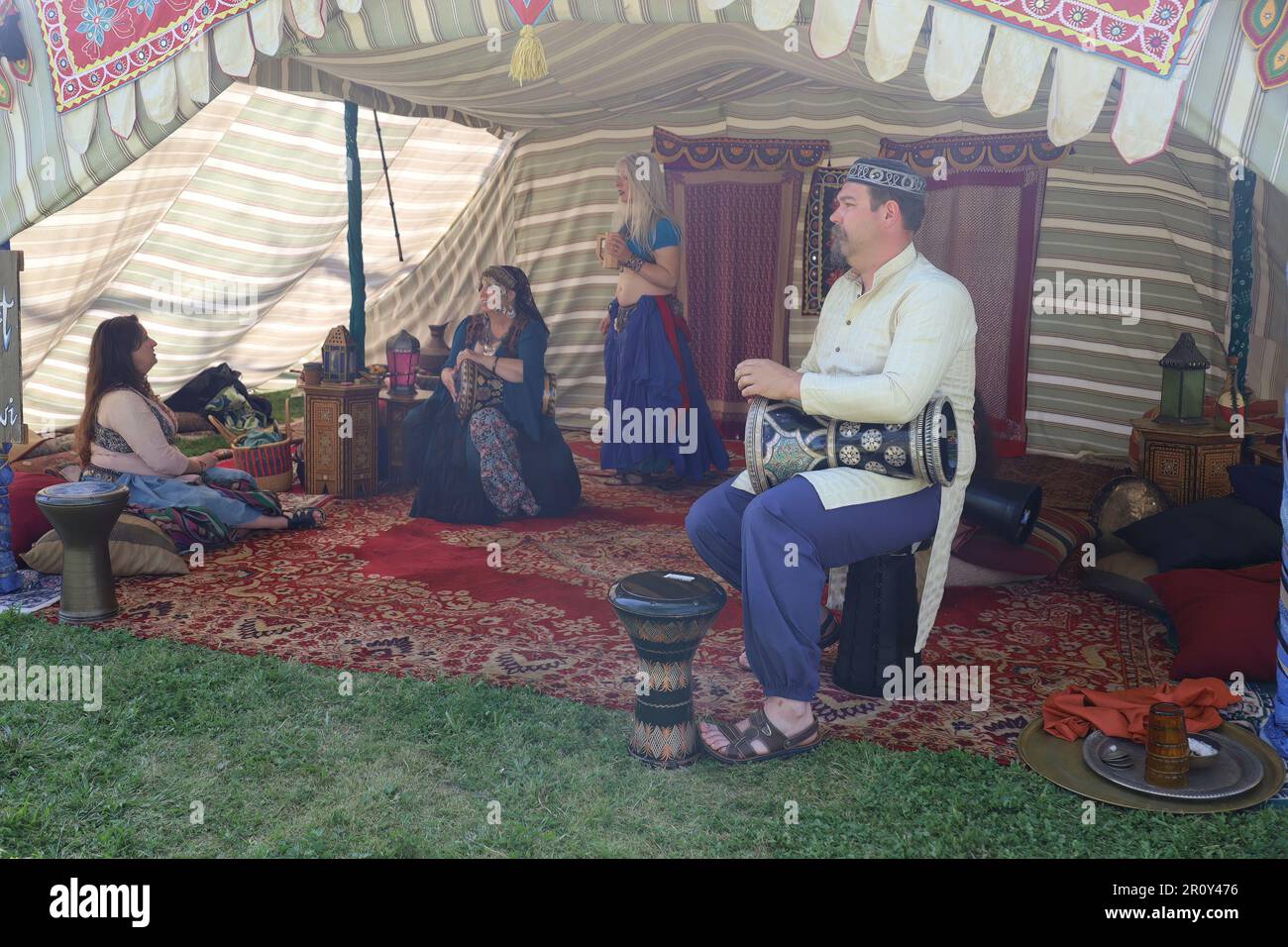 4-15-2023: Visalia, Kalifornien: Schlagzeuger in historischen Kostümen auf einem Renaissance-Faire, spielt nahöstliche Musik Stockfoto