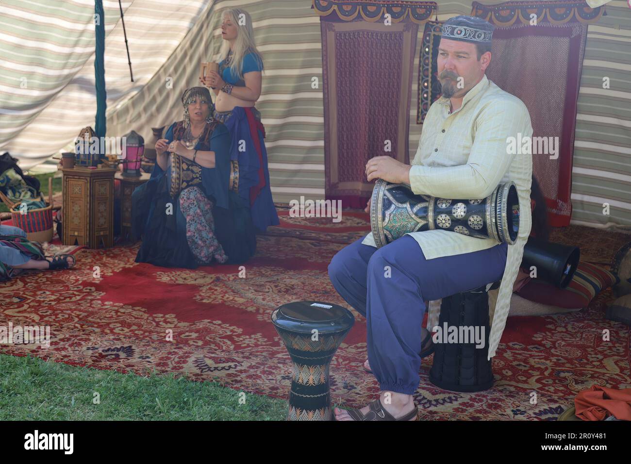 4-15-2023: Visalia, Kalifornien: Schlagzeuger in historischen Kostümen auf einem Renaissance-Faire, spielt nahöstliche Musik Stockfoto