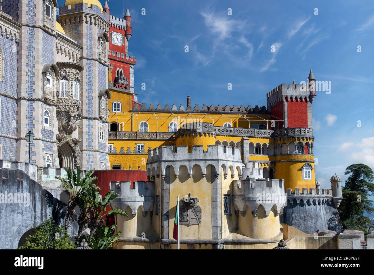 Sintra, Portugal - Oktober 2023: Blick aus dem niedrigen Winkel auf die Mauern und Türme des Nationalpalastes von Pena Stockfoto