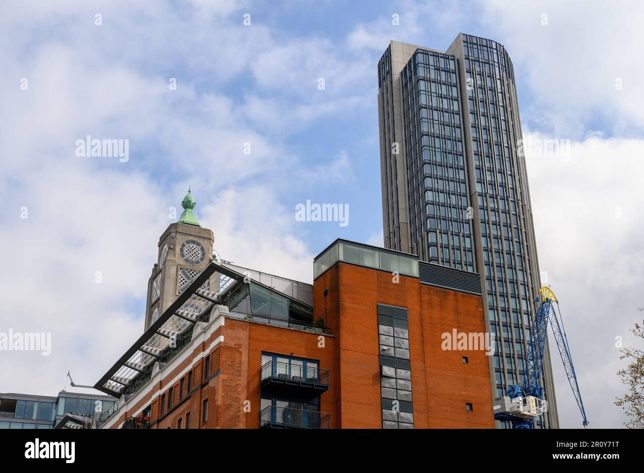 LONDON - 21. April 2023: Entdecken Sie den Reiz des modernen Lebens in Londons Wolkenkratzern von OXO und Southbank Tower, mit atemberaubender Aussicht und erstklassiger Qualität Stockfoto