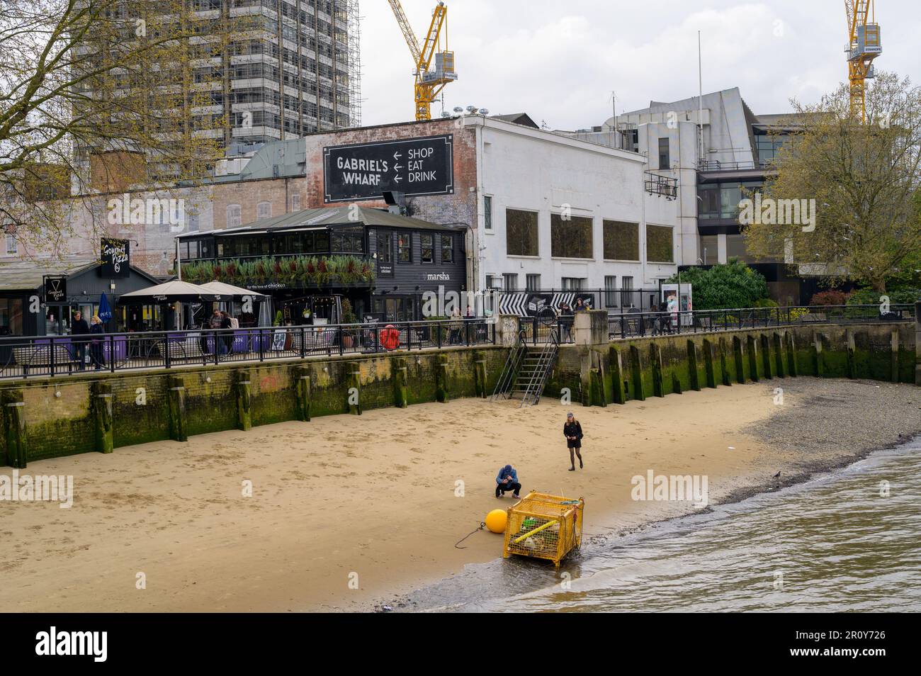 LONDON - 21. April 2023: Erkunden Sie den einzigartigen Charakter von Southbank, wo der Fluss auf die Stadt trifft, mit seinen geschäftigen Aktivitäten, Freizeitaktivitäten, Stockfoto