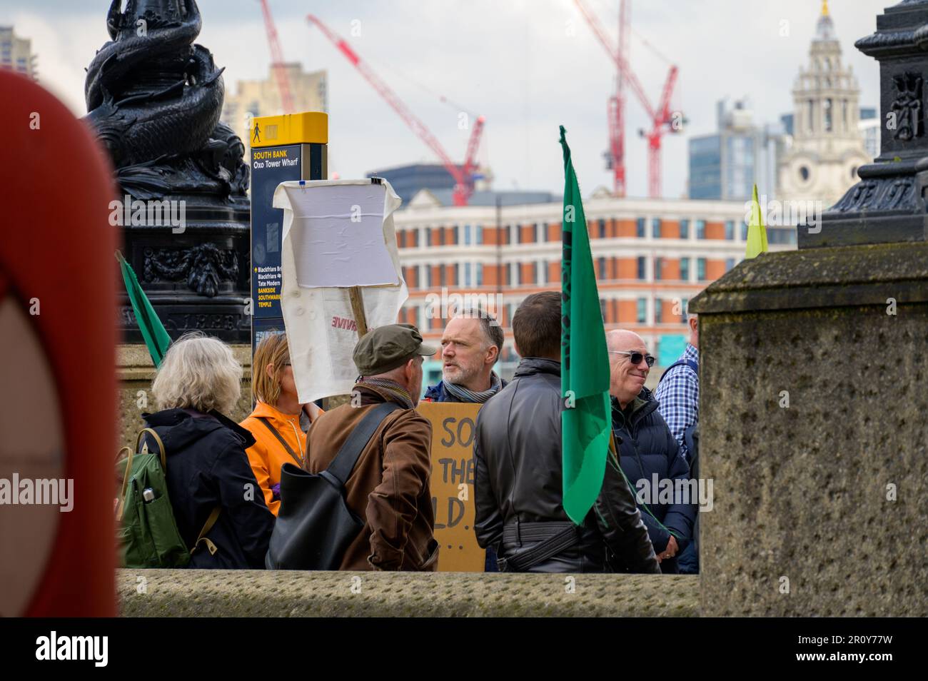LONDON - 21. April 2023: Ausrottung Rebellion-Aktivisten gehen auf die Straße, um Klimaschutzgerechtigkeit und Maßnahmen gegen Southbank zu fordern. Stockfoto