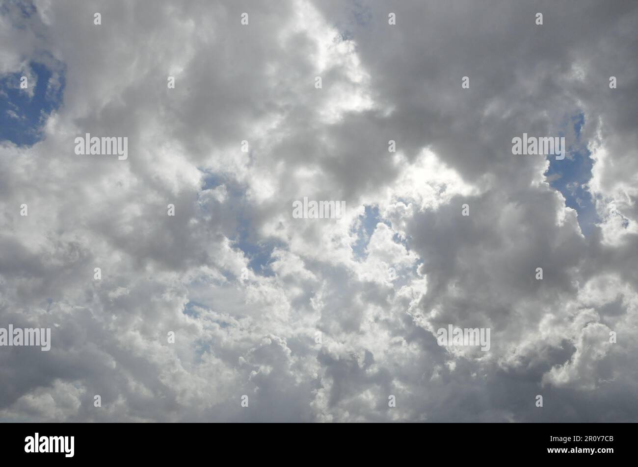 Eine Mischung aus Wolken und ein wenig blauem Himmel Stockfoto