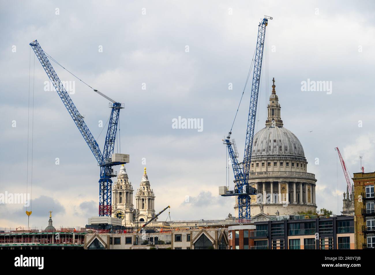 LONDON - 21. April 2023: Erleben Sie den Kontrast zwischen historischer Architektur und modernem Leben, wenn die St Paul's Cathedral hoch steht, umgeben von Mode Stockfoto