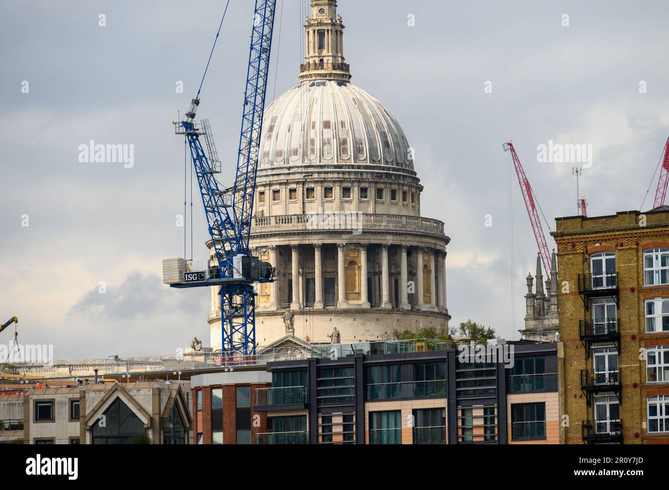 LONDON - 21. April 2023: Die berühmte St Paul's Cathedral wird von der blühenden Entwicklung von Baukränen und Wohnungen am Flussufer der Themse eingerahmt. Stockfoto