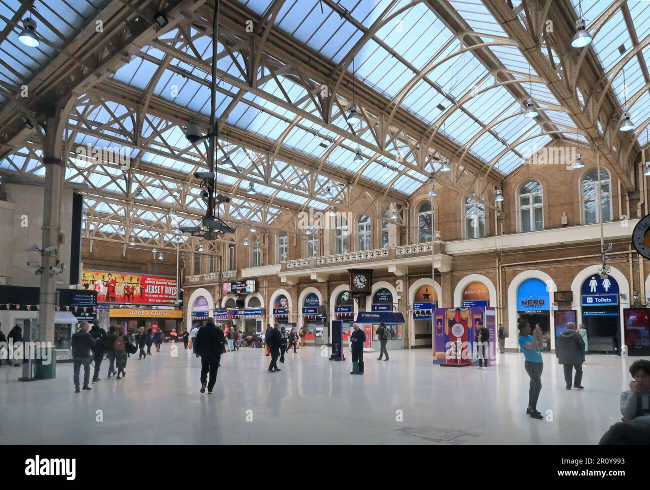 Haupthalle am Bahnhof Charing Cross, London, Großbritannien. Zeigt ein viktorianisches Glasdach. Stockfoto