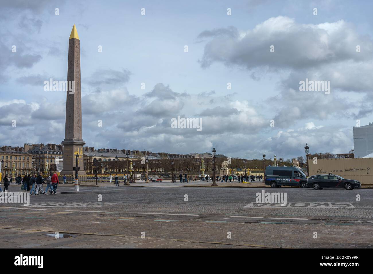 Place de la Concorde und Luxor Obelisk in Paris, Frankreich. 25. März 2023. Stockfoto