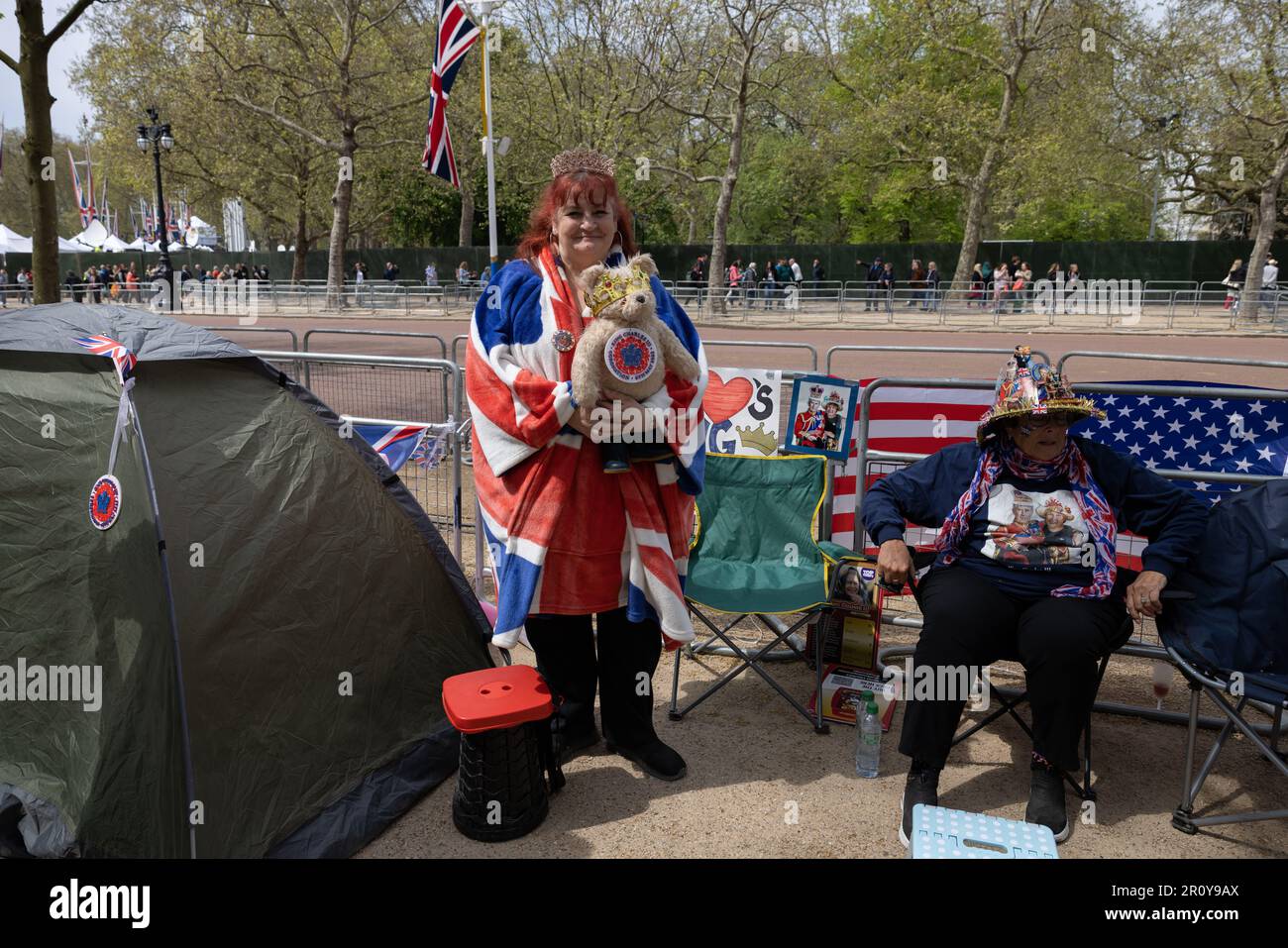 Fanatiker der königlichen Familie, die am 06. 2023. Mai in London, Großbritannien, vor der Krönung von König Karl III. In der Mall zelten Stockfoto