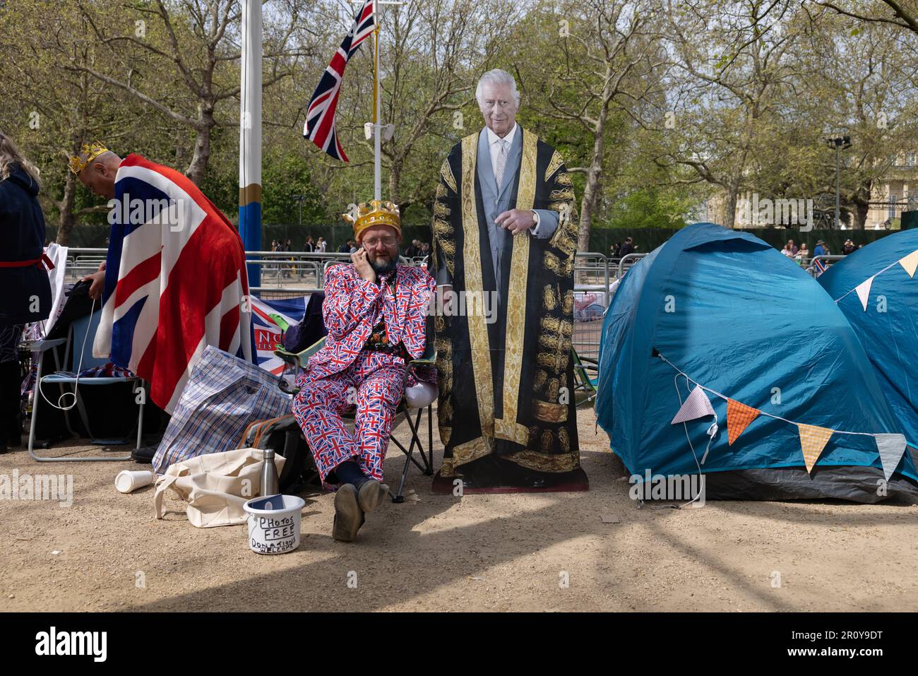Fanatiker der königlichen Familie, die am 06. 2023. Mai in London, Großbritannien, vor der Krönung von König Karl III. In der Mall zelten Stockfoto
