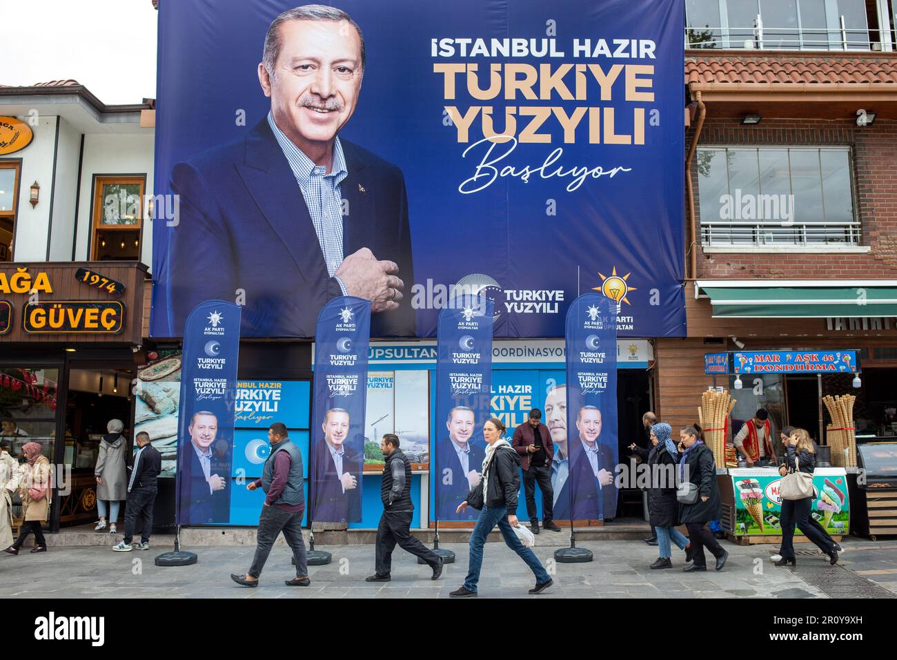 10. Mai 2023: Istanbul, Türkei: Wahlkampf zum Präsidentschaftskandidaten des türkischen Präsidenten und der Volksallianz Recep Tayyip Erdogan in Istanbul. Am 14. Mai 2023 werden in der Türkei allgemeine Wahlen zur Wahl des Präsidenten der Türkei und zu den Parlamentswahlen stattfinden. (Kreditbild: © Tolga Ildun/ZUMA Press Wire) NUR REDAKTIONELLE VERWENDUNG! Nicht für den kommerziellen GEBRAUCH! Stockfoto