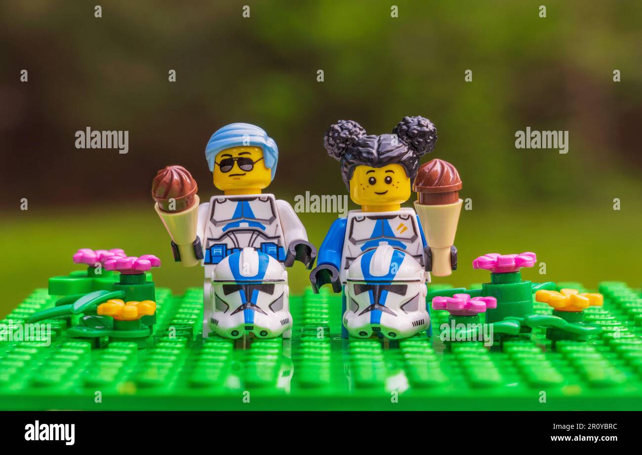 Summer Fun Concept Lego Minifiguren Star Wars Kid Clone Troopers machen am 9. Mai 2023 eine Pause in der Natur, um Eiskegel zu essen Stockfoto
