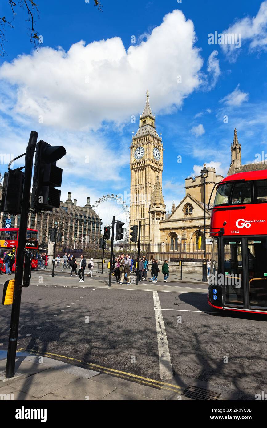 Big Ben oder Elizabeth Uhrenturm nach umfangreichen Renovierungsarbeiten an einem sonnigen Sommertag Westminster London England Stockfoto