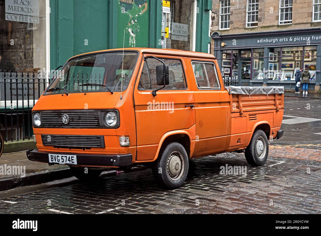 1988 Orange Volkswagen mit Doppelkabine, Abholservice an der Drummond Street in Edinburgh, Schottland, Großbritannien. Stockfoto