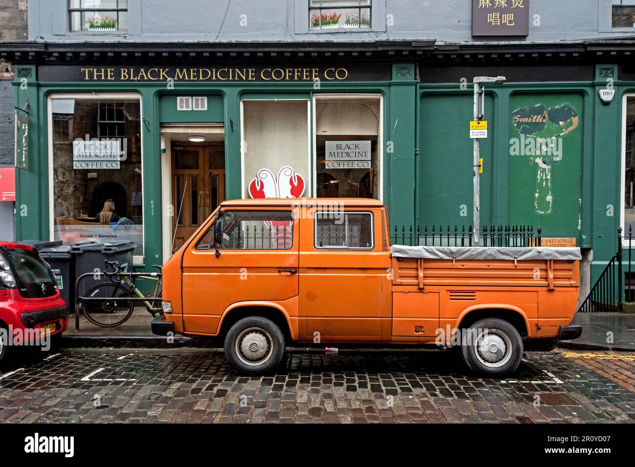 1988 Orange Volkswagen mit Doppelkabine, Abholservice an der Drummond Street in Edinburgh, Schottland, Großbritannien. Stockfoto