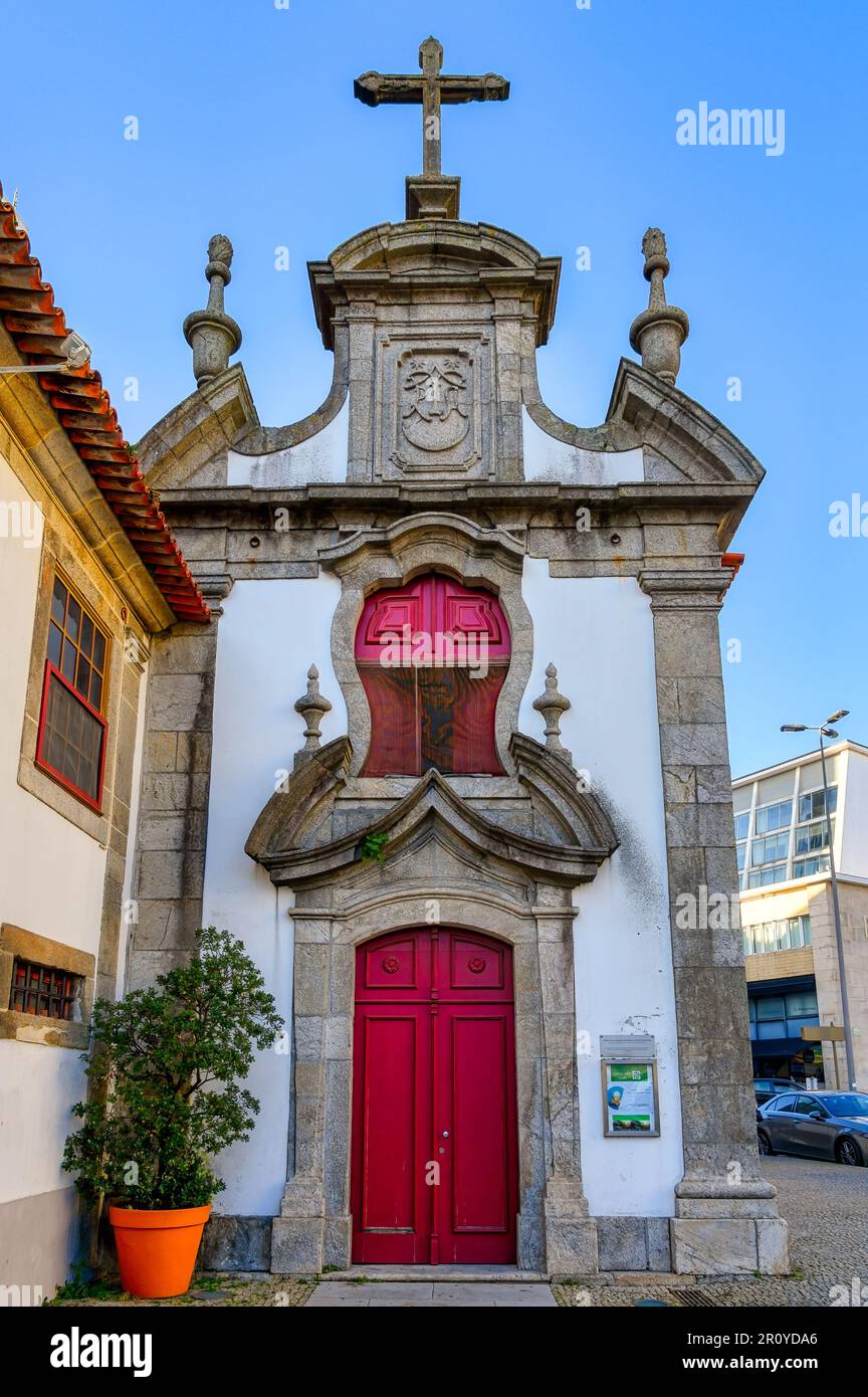 Porto, Portugal, Fassade der Kapelle unserer Lieben Frau von Bom Sucesso. Architektonisches Außenmerkmal des alten religiösen Gebäudes. Stockfoto