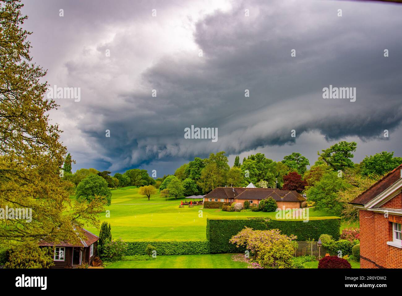 Unglaubliche Wolkenbildung der Arcus Shelf Cloud während des Sturms in Reading, Berkshire, Großbritannien Stockfoto